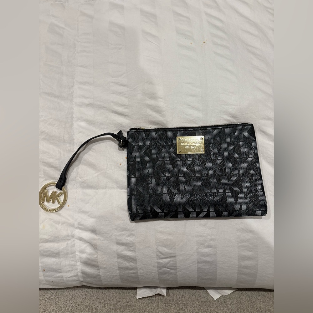 EUC MK Jet Set Wristlet MK logo print with MK gold charm pull zipper broken